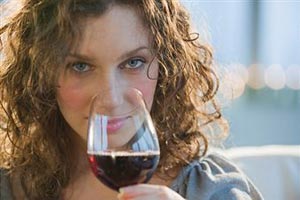 Девушка пьет красное вино