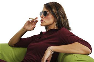 Женщина курит