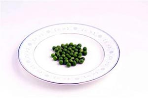 Зеленый горошек на тарелке