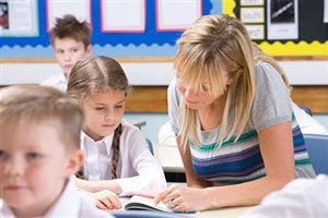 Учитель помогает школьнице