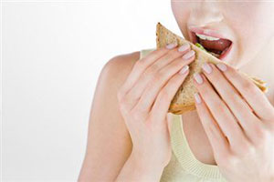 Девушка ест бутерброд