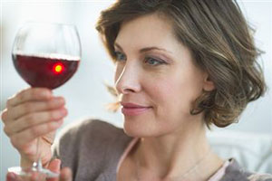 Женщина пьет вино