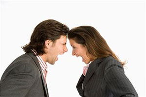 Мужчина и женщина кричат друг на друга