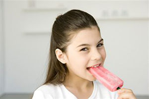 Девочка ест мороженое