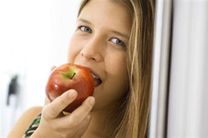 Девушка ест яблоки