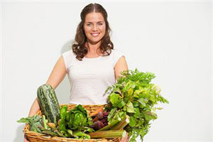Женщина с корзиной с овощами