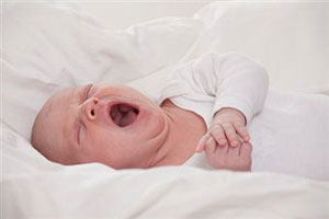 Новорожденный ребенок кричит