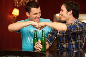 Мужчины пьют пиво в баре