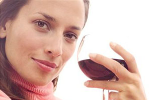Девушка пьет красное вино