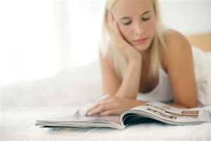 Женщина читает журнал