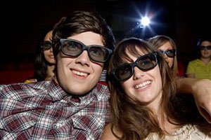Девушка и парень сидят в кино