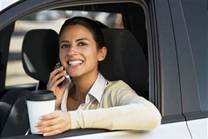 Женщина пьет кофе в машине