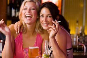 Девушки курят в баре