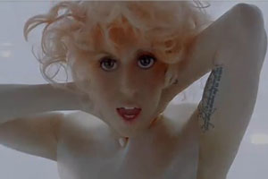 Леди Гага в клипе «Bad Romance»