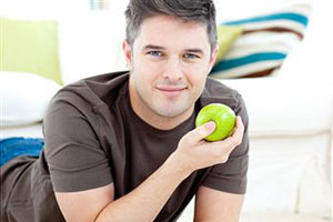 Мужчина с яблоком