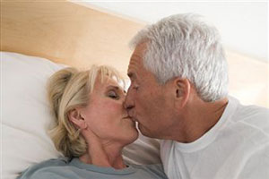 Пожилая пара целуется