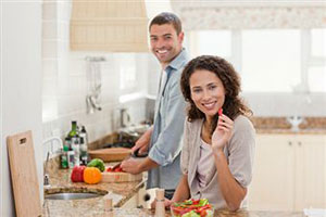 мужчина и женщина на кухне