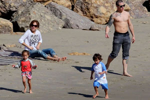 Дженнифер Лопес и Каспер Смарт с детьми на пляже
