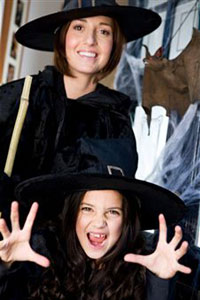 Девушка оделась в костюм <a href='http://www.raut.ru/article/shabash_vedm.html'>ведьмы</a> на Хэллоуин