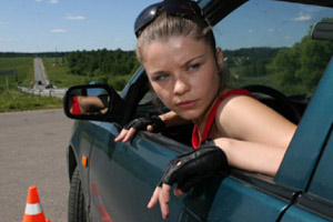 Девушка на автодроме учится водить