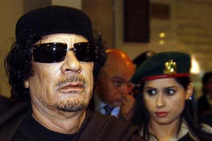 Муаммар Каддафи с охраной