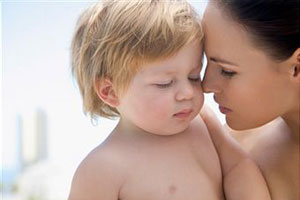 Женщина целует ребенка