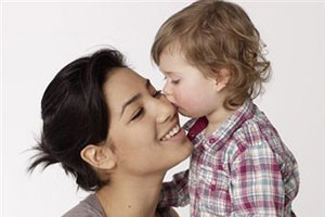 Ребенок целует маму