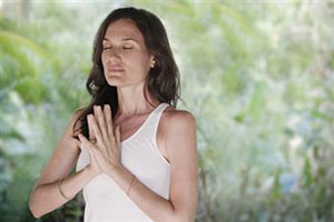Женщина занимается медитицией