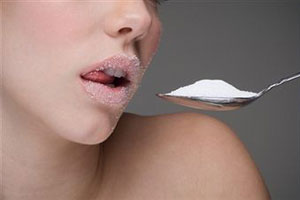 Женщина ест сахар