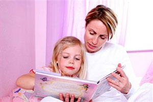 Мама читает девочке сказку
