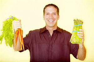 Мужчина держит овощи