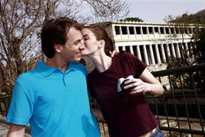 Девушка целует парня в Афинах
