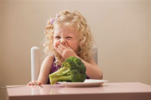 Девочка ест овощи