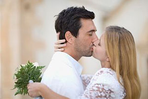 Мужчина и женщина целууются