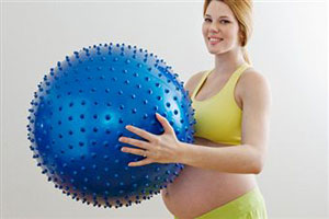 Беременная женщина с мячом