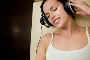 Женщина слушает музыку 