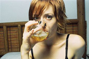 Женщина пьет спиртное