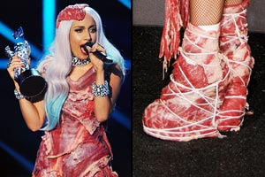 Леди Гага в мясном костюме