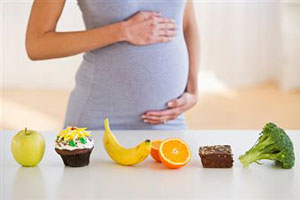 Беременная выбирает фрукты