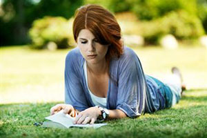 Девушка читает на траве