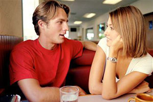 Девушка и парень сидят в кафе