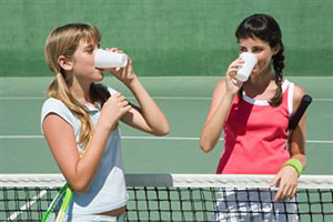 Теннисистки пьют из стаканчиков на корте