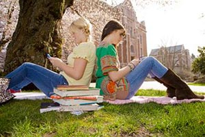 Девушки читают на траве