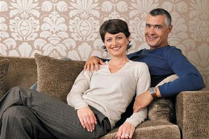 Супруги сидят на диване