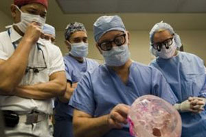 Испанские хирурги провели первую пересадку человеческого лица