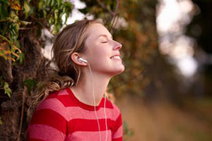 Девушка слушает музыку в наушниках