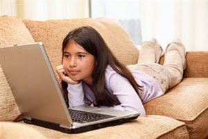 Маленькая девочка за компьютером