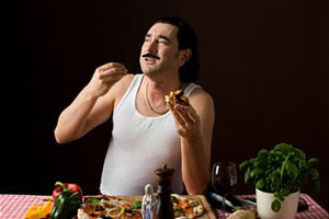 Итальянский мужчина ест 