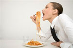 Девушка ест спагетти