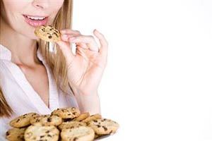 Девушка ест печенье
